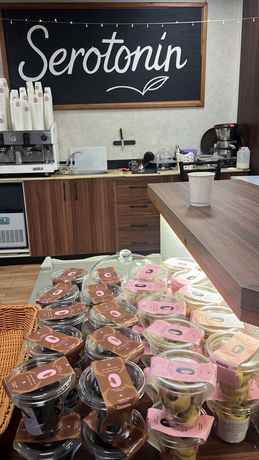 Crumbly retail cookie display